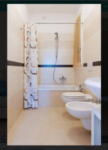 e bagno con doccia, servizi igienici e lavandino. di VeronaView Apartment x5 a Verona