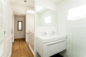 Koupelna v ubytování Stayci Serviced Apartments Royal Palace + 31 fotografií