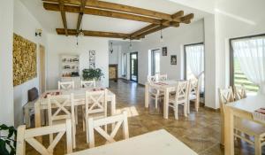a dining room with a table and chairs at Dor de Casa in Doljeşti