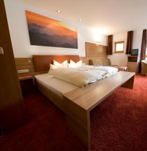 Postel nebo postele na pokoji v ubytování Hotel Garni Lawens