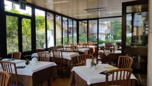 Reštaurácia alebo iné gastronomické zariadenie v ubytovaní Hotel Acapulco