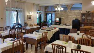 Reštaurácia alebo iné gastronomické zariadenie v ubytovaní Hotel Acapulco