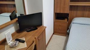 Televízia a/alebo spoločenská miestnosť v ubytovaní Hotel Acapulco