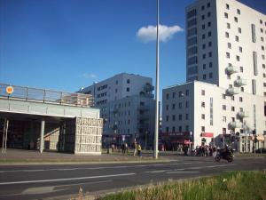 een straat met gebouwen en een motorrijder bij Apartamenty Metro Młociny in Warschau
