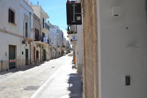 pusta ulica w mieście z budynkami w obiekcie Poseidonia - Housea w mieście Polignano a Mare