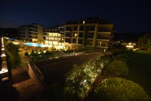 - un grand bâtiment la nuit avec des lumières devant dans l'établissement Hierapark Thermal & SPA Hotel, à Pamukkale