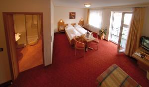 TV a/nebo společenská místnost v ubytování Hotel Haus Wiesengrund