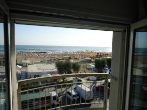 - Balcón con vistas a la playa en Hotel L&V, en Rímini