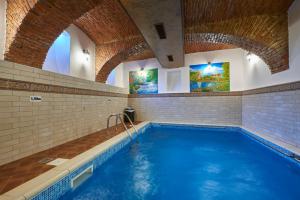una piscina en un edificio con piscina cubierta en Resort Ambient, en Cristian