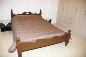 Uma cama ou camas num quarto em Garden and mountain view Akoumia-Triopetra