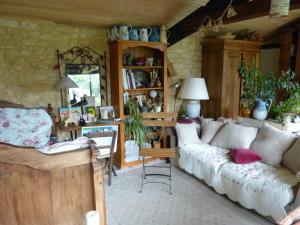 a living room with a couch and a table at Maison Chaumont in Vézac