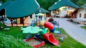un parque infantil en el patio de una casa en Solinianka Villas & Spa en Solina