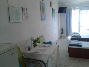 Televízia a/alebo spoločenská miestnosť v ubytovaní Apartments Boris