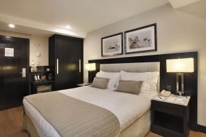 a bedroom with a large bed and two lamps at Miramar By Windsor Copacabana in Rio de Janeiro