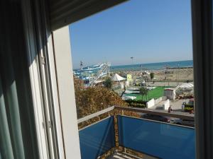 balcón con vistas a la playa y al océano en Hotel L&V, en Rímini