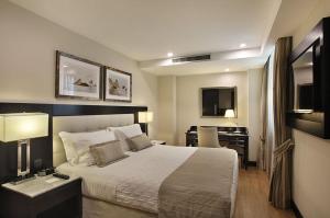 a hotel room with a bed and a desk at Miramar By Windsor Copacabana in Rio de Janeiro