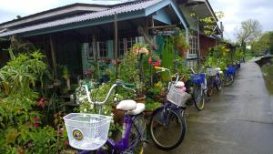 une rangée de vélos garés devant un bâtiment dans l'établissement Cast Away, à Nonthaburi