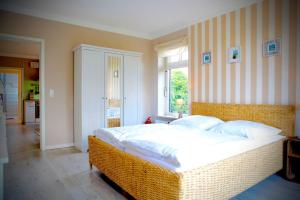 een slaapkamer met een groot bed in een kamer bij Kieler FeWo No.2 in Kiel