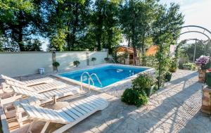 basen z 2 leżakami i basen w obiekcie Villa Besha w mieście Herceg Novi