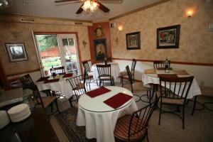 a restaurant with tables and chairs and a ceiling fan at Frisco Lodge in Frisco