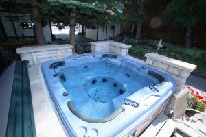 a hot tub in the middle of a yard at Frisco Lodge in Frisco