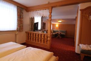 TV a/nebo společenská místnost v ubytování Hotel Garni Lärchenhof