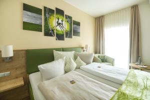 Postel nebo postele na pokoji v ubytování Gasthof - Hotel Zur Post