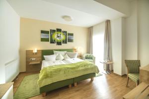 Postel nebo postele na pokoji v ubytování Gasthof - Hotel Zur Post