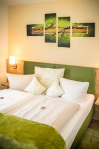 Postel nebo postele na pokoji v ubytování Gasthof - Hotel Zur Post