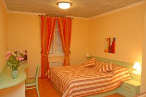 Un pat sau paturi într-o cameră la Hotel Kalma