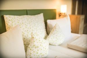 Postel nebo postele na pokoji v ubytování Gasthof - Hotel Zur Post