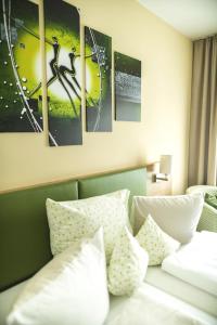 Postel nebo postele na pokoji v ubytování Gasthof - Hotel Zur Post