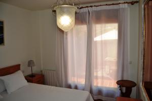 Apartamento con jardín Platja d'Aroにあるベッド