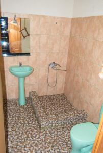 La salle de bains est pourvue d'une douche et d'un lavabo. dans l'établissement Villa Afon, à Nouvel Athos