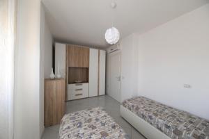 ein Schlafzimmer mit einem Bett und einem Schrank darin in der Unterkunft Sun Terrace Appartment in Lucca