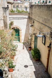 an alley with a building with a door and plants at Casino San Giuseppe in Matera