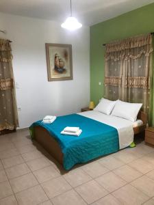 Posteľ alebo postele v izbe v ubytovaní Vrisi Apartments & Villa + 37 fotografií