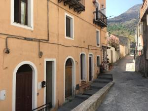 un callejón en un casco antiguo con edificios en La casa di Romilda, en Tortora