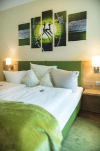 Postel nebo postele na pokoji v ubytování Gasthof - Hotel Zur Post