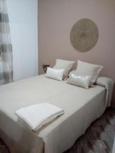 マナコルにあるCa na Lorda - Adults Onlyの白いベッド(白いシーツ、枕付)