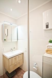 een witte badkamer met een wastafel en een toilet bij Ferienwohnung Meeresrausch in Westerland +27 foto's