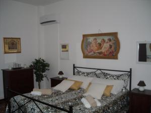 カターニアにあるGiovannixxlll B&Bのベッドルーム1室(壁に絵画が描かれたベッド1台付)