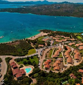 una vista aerea di un resort vicino all'acqua di Residence Porto Mannu a Palau