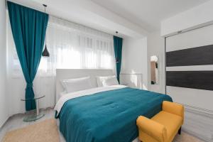 Un pat sau paturi într-o cameră la Luxury Apartments Villa Morea +40 fotografii