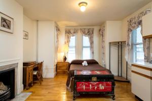 TV a/nebo společenská místnost v ubytování The Farrington Inn