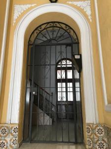 una entrada a un edificio con una puerta negra en Apartamento Cruz Vieja en Jerez de la Frontera