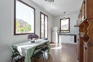 eine Küche mit einem Tisch und einer Blumenvase darauf in der Unterkunft Cornelia Penthouse in Rom