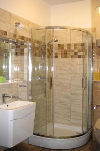 een badkamer met een douche, een toilet en een wastafel bij Apartmani KLARA i GRACIA in Split
