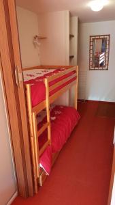 サン・フランソワ・ロンシャンにあるAlouetteのベッドルーム1室(赤いシーツを使用した二段ベッド2組付)