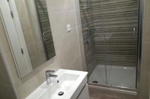 Ванна кімната в Lisbon Beach Apartments 8